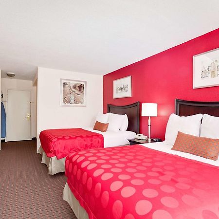 Ramada By Wyndham Fishkill Hotel Buitenkant foto